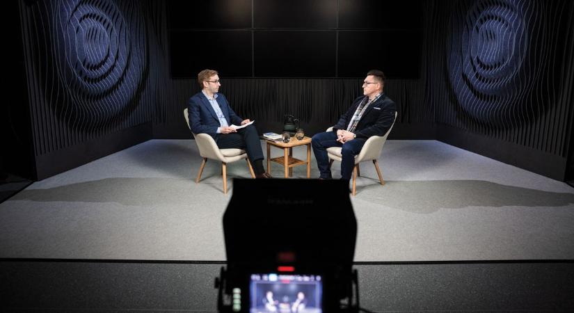 „Aljas, gyilkos, ördögi játszma ez” – Kovács Ákos a Mandinernek