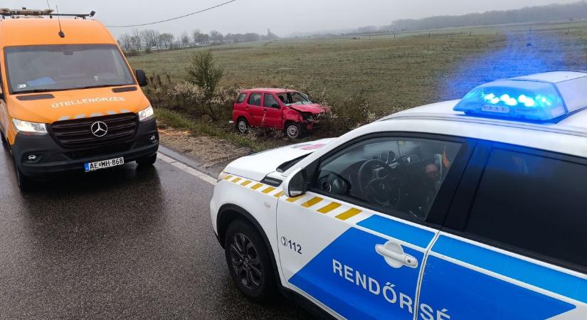 Árokba borult egy személyautó, a sofőrt a tűzoltók szabadították ki a roncsból – videó
