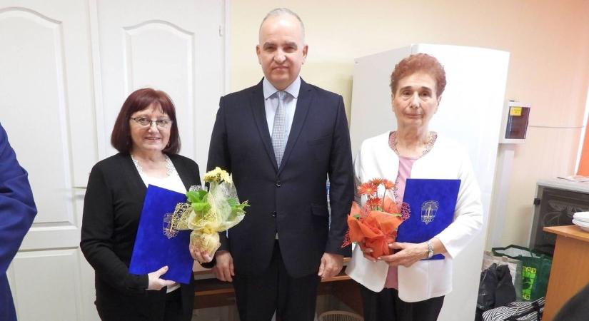 Nyugdíjazott rendőröket díjaztak Debrecenben, Illés Zoltán adta át az elismeréseket