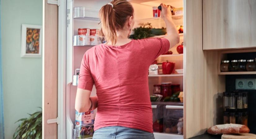 Ragadnak a hűtőszekrény polcai? Ezzel az olcsó szerrel véget vethet ennek