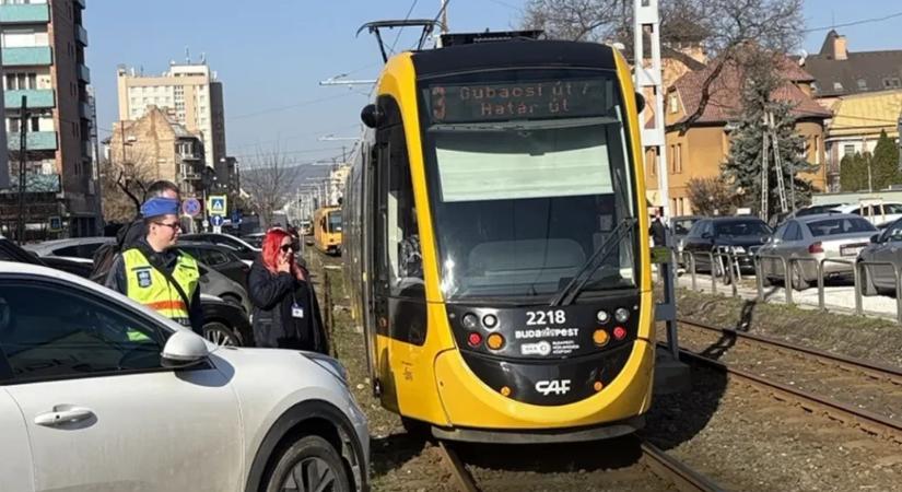 Villamospályára belógó autó miatt egy órára leállt a tömegközlekedés a Nagy Lajos király útján