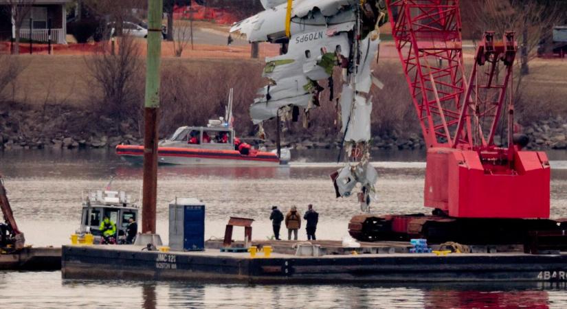 Eddig nem látott felvételen a tavalyi washingtoni légi tragédia: új szemszögből az utasszállító és a katonai helikopter ütközése