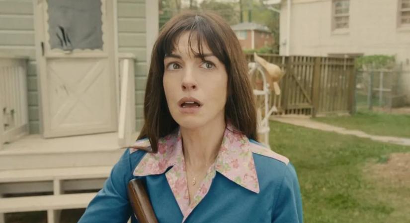 Jön a Stranger Things és a Jurassic Park szerelemgyereke: dinókkal viaskodik Anne Hathaway