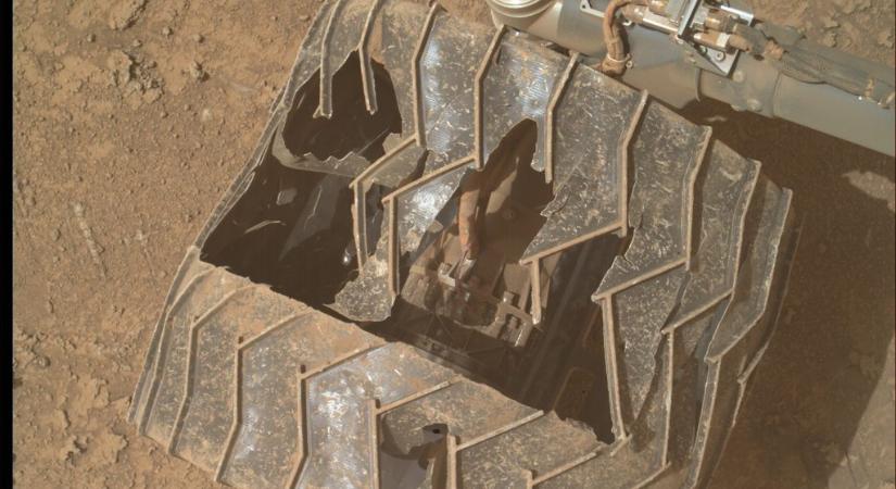 Komoly sérülést szerzett a NASA marsjárója, idővel amputálni kelhet a kerekét