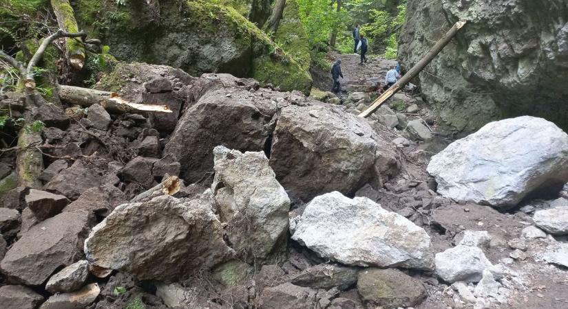 Sziklamászó balesethez rohantak a tűzoltók helyszíni fotó