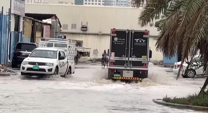 Súlyos csapás a Közel-Keleten: Dubajtól Doháig tombol az ítéletidő, egyre nagyobb az áradásveszély