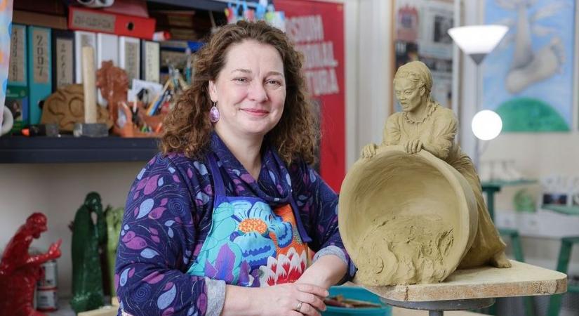 Videón ahogy Rostás Bea Piros szoborba álmodja legendás egri nőket