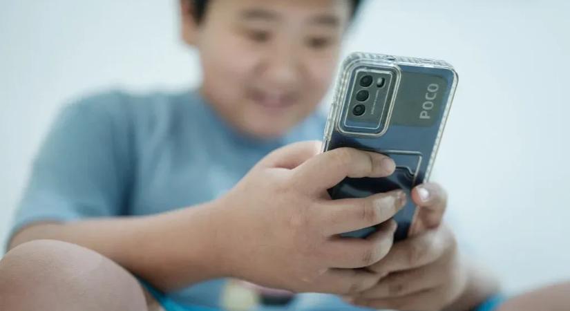 A világ negyedik legnépesebb országa betiltotta a közösségi médiát a 16 év alattiaknak