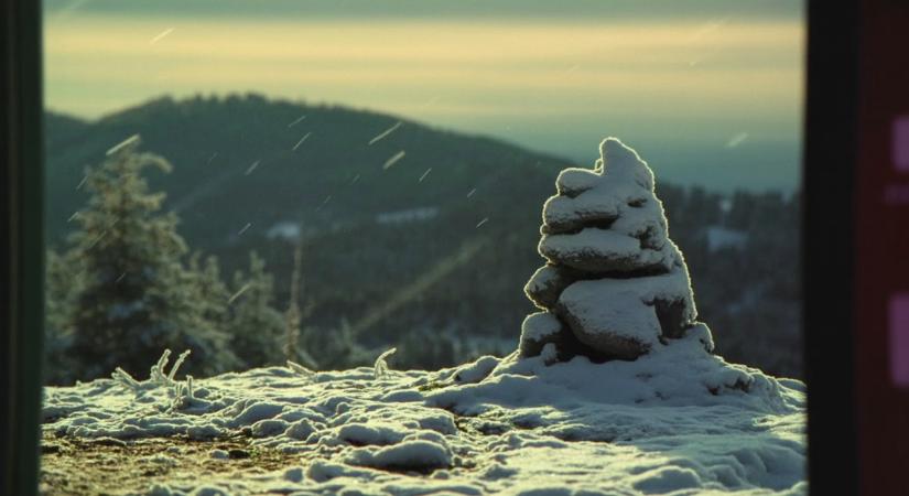 Visszatért a tél: kitartóan havazik az Magyarország egyik részén