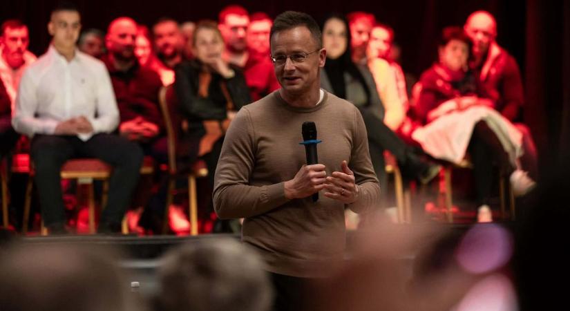 A Hősök tere helyett a Lovardába érkezik ma este Szijjártó Péter külügyminiszter