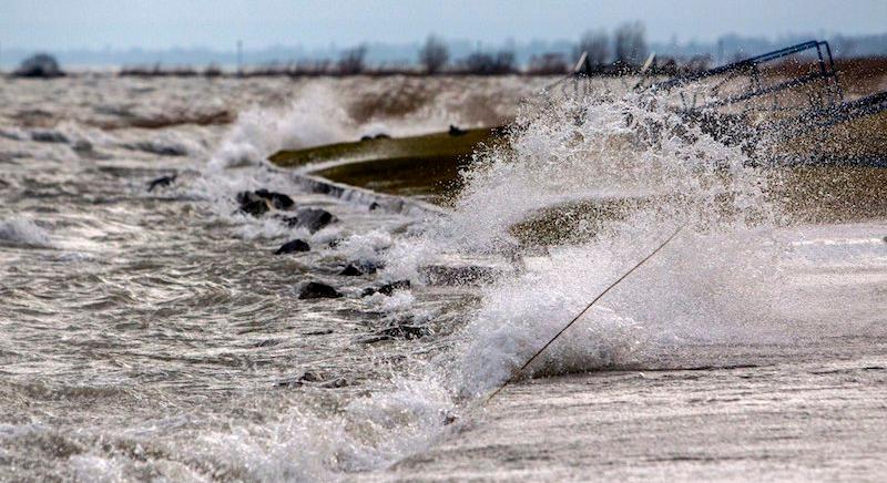 Nem tágít a viharos szél, kiadták keddre a figyelmeztetést