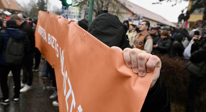 Csoportos garázdaság miatt nyomoz a rendőrség a péceli Orbán-fórumon történt dulakodás miatt