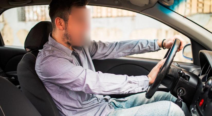 „Beleverek a fejedbe egyet!” – így a debreceni autós