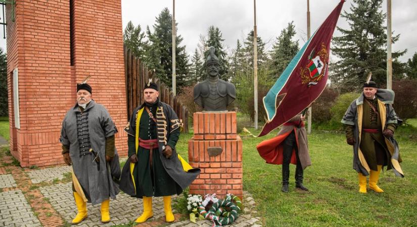 Az időjárás átírta a programot, de nem maradt el a tisztelgés