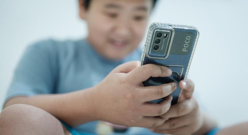 Indonézia is betiltja a közösségi médiát a 16 év alattiaknak