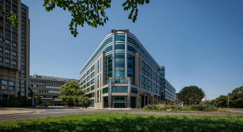 Egészen szürreális, ami a kormányközeli cégek részvényeivel történik: rongybabaként rángatják őket a befektetők, de érdemes megnézni a teljes képet