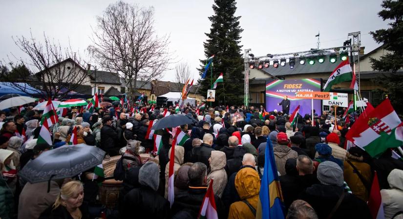 Esernyővel verték fejbe a tiszások Bohár Dániel riportert - Magyar Péter emberei egyre messzebbre mennek