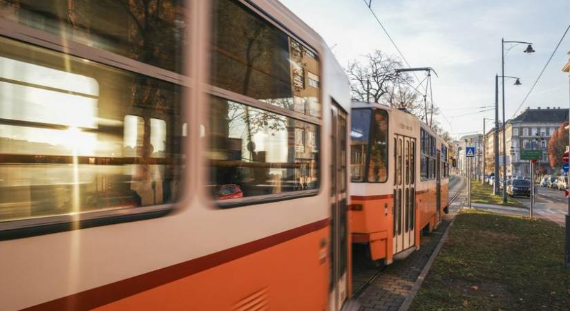 65 ezer forintjába került a sofőrnek a figyelmetlenség: egy órán át nem járt miatta a villamos