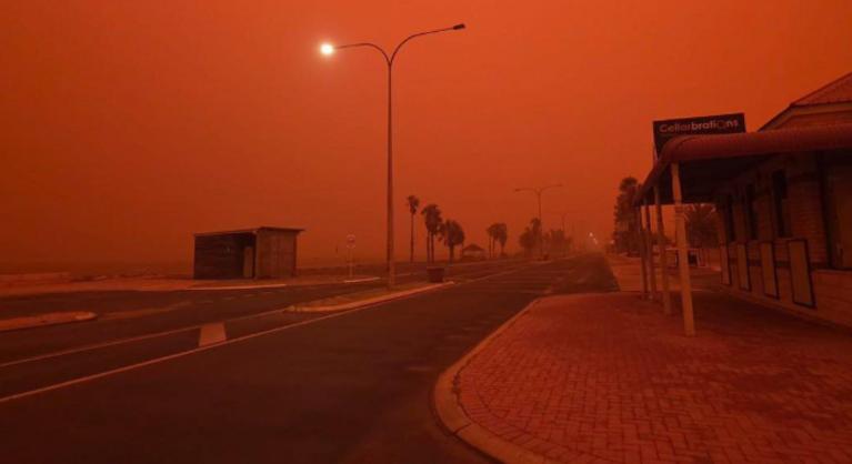 Ízelítő az apokalipszisből: vörössé változott az ég Ausztrália felett