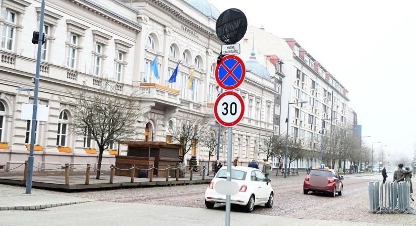 Újra megnyílik az autósok előtt a Kossuth tér Szolnokon, eddig hajthatunk át rajta