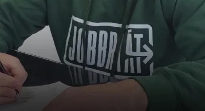 A vajdasági Magyar Nemzeti Tanács elnökének levélszavazásos videóján látszik, ahogy behúzza az ikszet a Fideszre