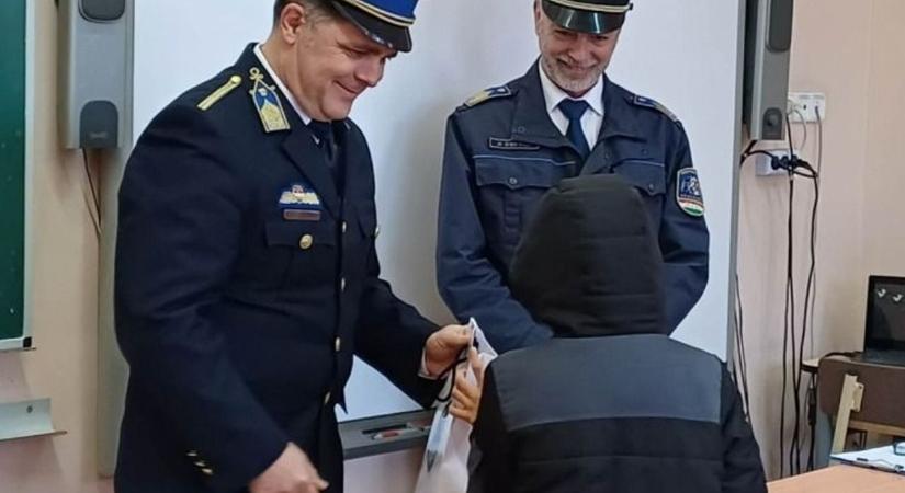 Két keréken, rendőrök mellett tanulták a szabályokat