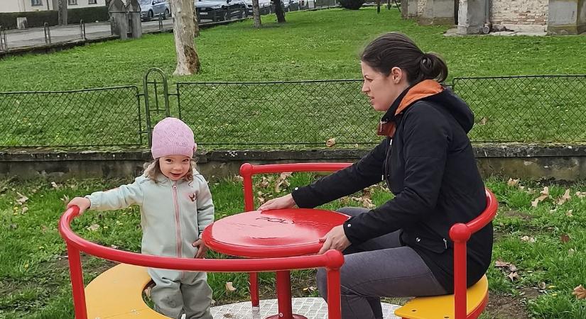 Nagy öröm a gyerekeknek: két vadonatúj játék érkezett az újirázi játszótérre