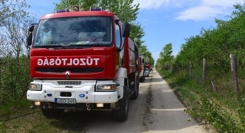 Ez mégis hogy történhetett? Utánfutón szállított autó gyulladt ki Hajdú-Biharban!