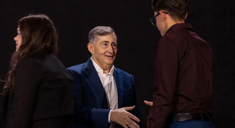 Mészáros Lőrinc több mint 60 millió forinttal támogatja a Vál-völgyi diákokat