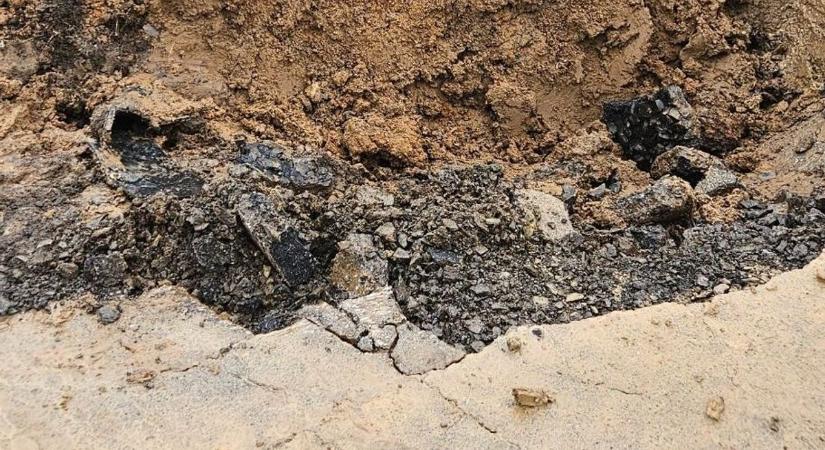 Baleset az építkezésnél: beszakadt az út egyharmada a benzinkútnál – kerüljön, aki tud!