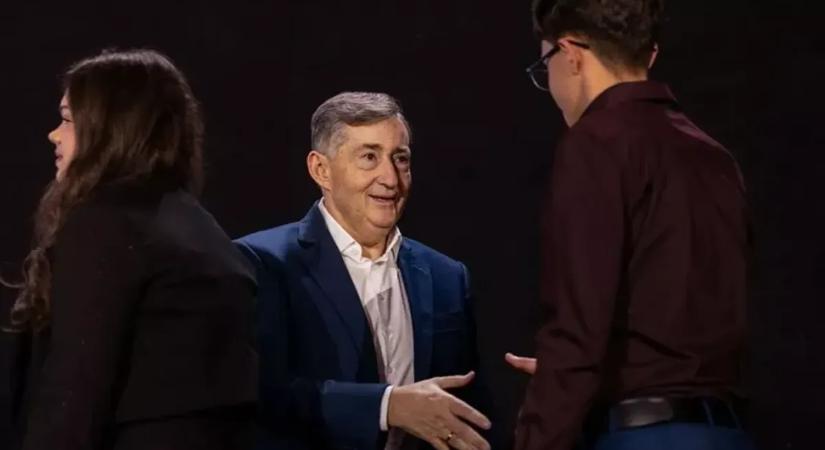 Több mint 60 millió forinttal támogatja a Vál-völgyi diákokat Mészáros Lőrinc