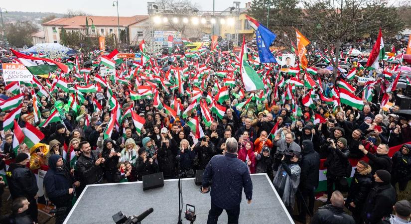 Balhé Orbán Viktor péceli fórumán: csoportos garázdaság miatt nyomoznak a fekete kabátosok dulakodók miatt
