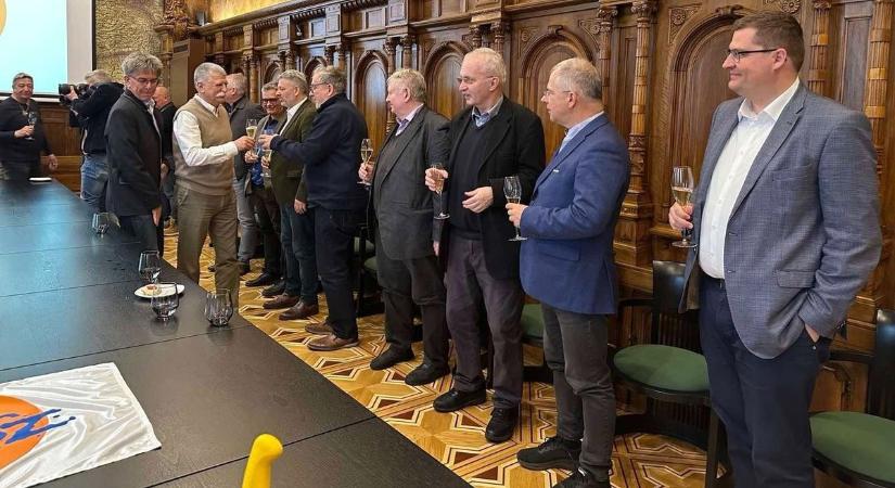 Kósa Lajos is köszöntötte a 38 éves Fideszt!