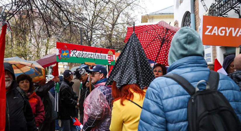 Gyülekezik a tömeg Szolnokon – telt házas Békemenet készülődik