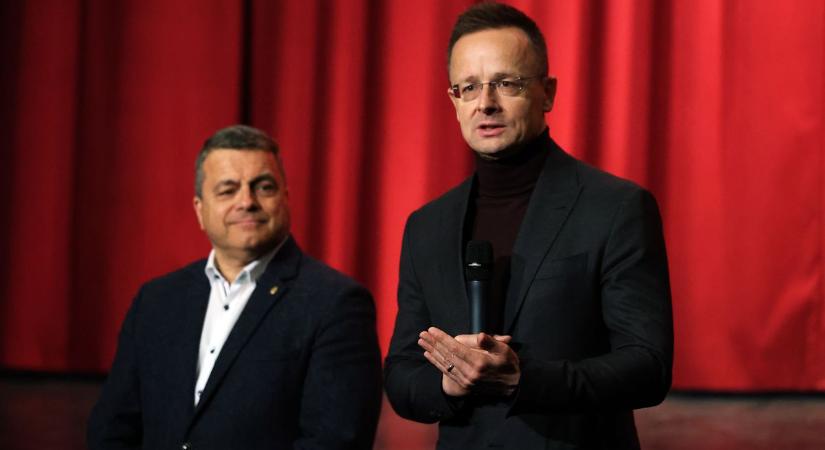 Szijjártó Péter Kiskunhalason: „Nem hagyhatjuk, hogy az ukránok döntsenek a jövőnkről!”  fotók