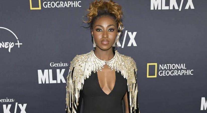 Jayme gyönyörű arcáról csak buja dekoltázsa képes elvonni a figyelmet