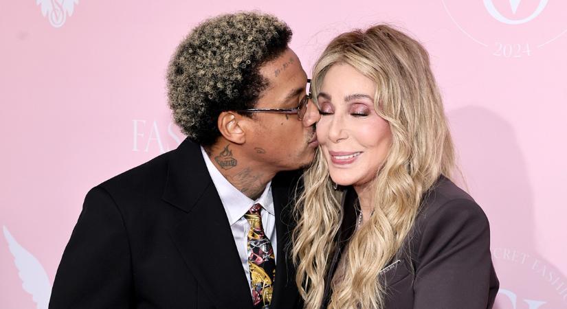 "Ő nem a fiam!" - 40 évvel fiatalabb pasija van a női sztárnak, nem ő az egyetlen