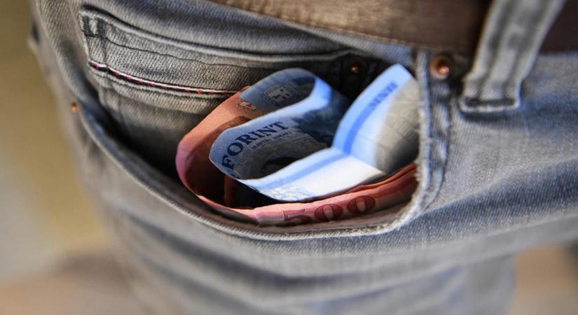 Korrupcióval gyanúsítanak két magánnyomozót és egy rendőrt, aki a gyereke számlájára kaphatta a pénzt