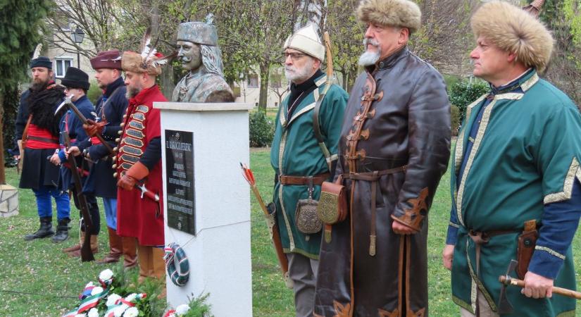 Rákóczi Ferenc nagyságos fejedelemre emlékeztek Kapuváron koszorúzással, konferenciával - fotók, videó