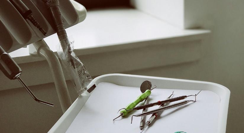 Egy egyszerű fogorvosi vizsgálat okozta a hihetetlen tragédiát – Mind a négy végtagját elvesztette a férfi