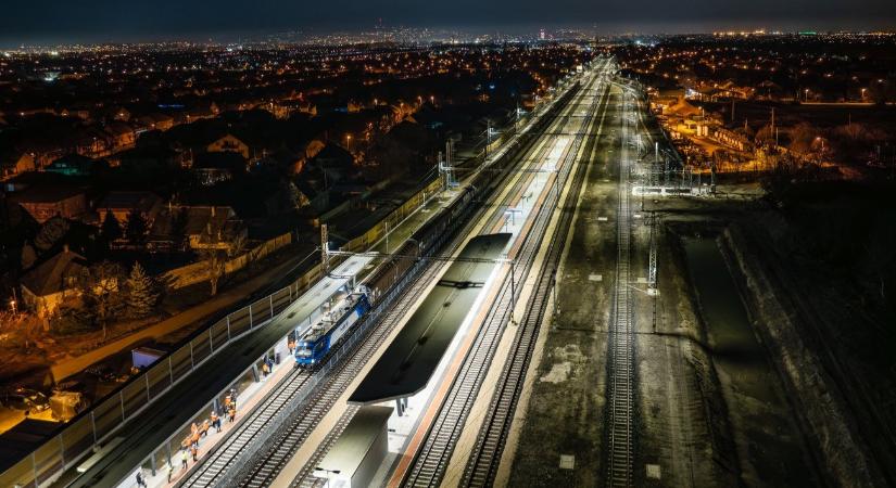 Nyitott sorompónál haladt át egy mozdony Dunavarsánynál – videó