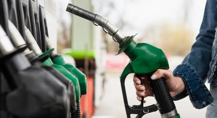 A román kormány fontolóra veszi az üzemanyagárak csökkentését az energiaválság miatt