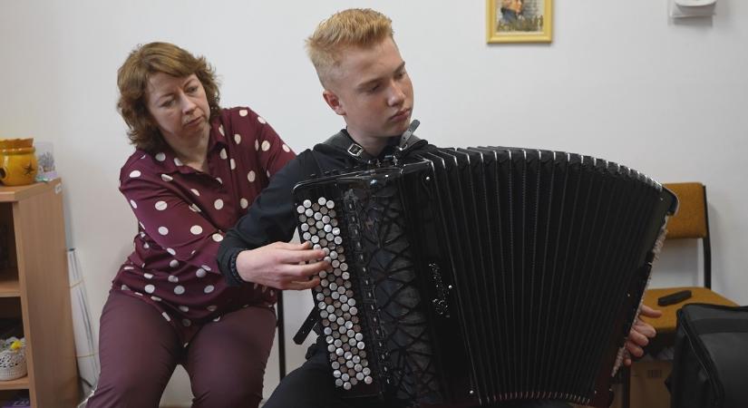 Kipróbálta az új hangszert Nyitrai Gergő