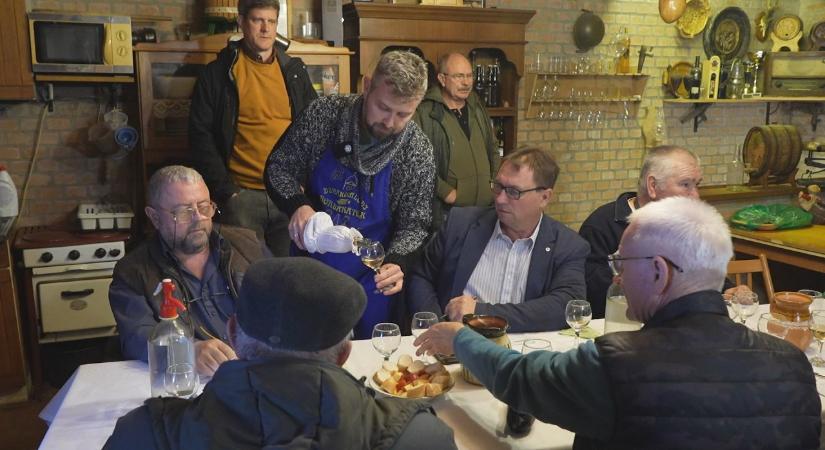Nyolcvankettő mintát bíráltak a dunakömlődi borversenyen