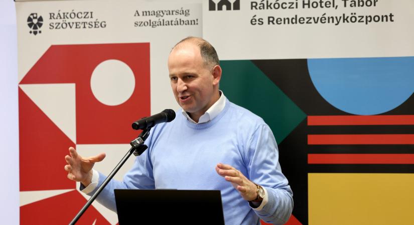 Csáky Csongor a Vasárnapnak: A külhoni magyar közösségek megmaradását a magyar iskola választása szolgálja