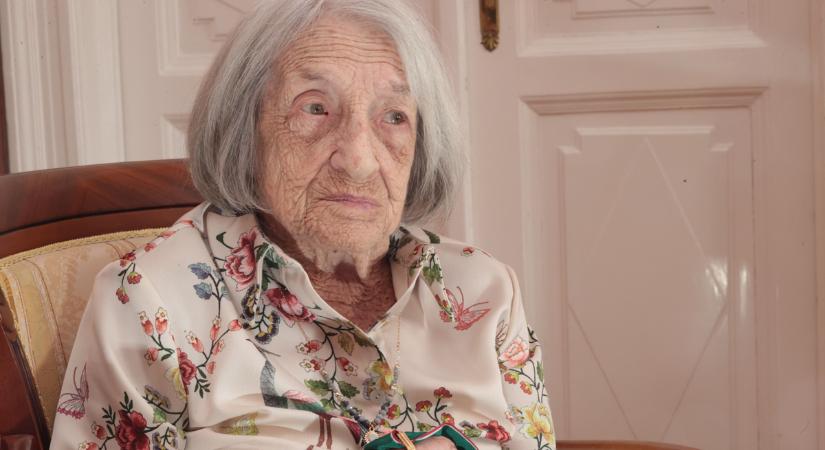 Szívszorító látványt nyújt Keleti Ágnes szobra Budapest belvárosában - fotók