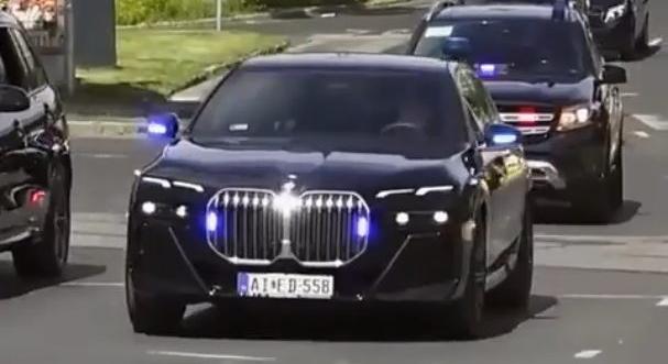 Orbán Viktor páncélautóról beszélt, de vadonatúj Mercedes kisbuszt használt