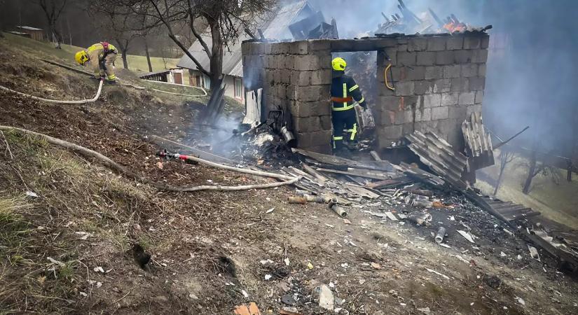 Kerti épület lángolt a Técsői járásban