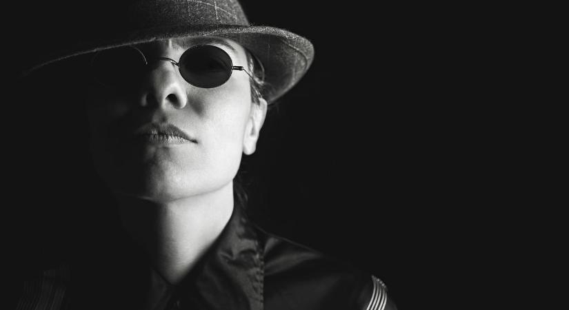 Rendkívüli hír: egy magyar rendőrt és több magánnyomozót vádolnak korrupcióval, őrizetbe vették őket