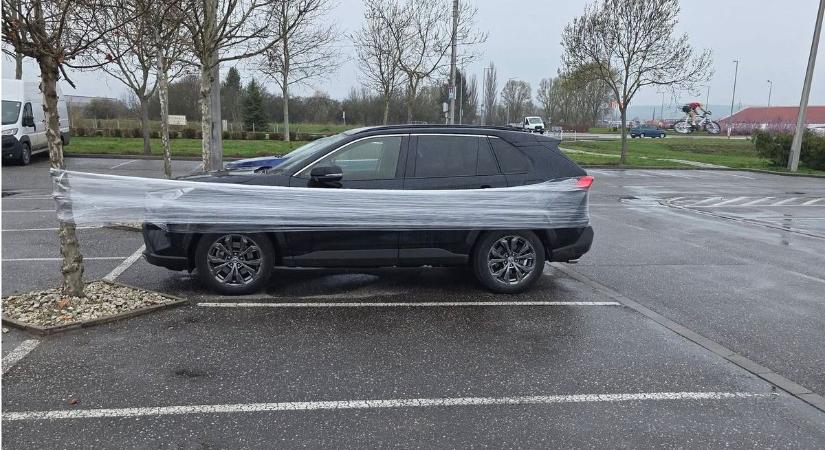 Filléres lopásgátló Barcikán: fóliával kötöttek ki egy Toyotát a Tescónál